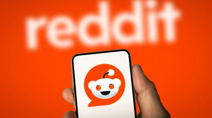 Reddit logo on a smartphone | Reddit advertising agency